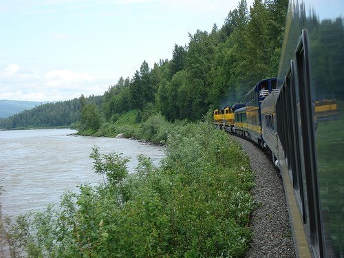 Tren recorriendo el interior de Alaska
