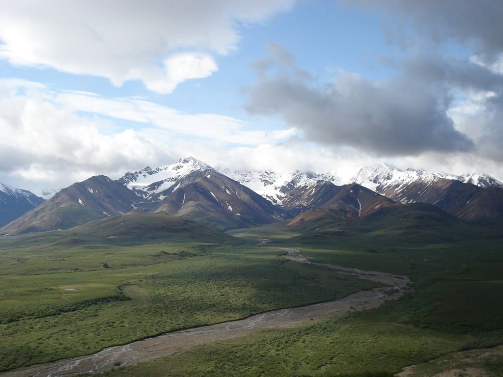 Paisaje panorámico de Alaska y su naturaleza deslumbrante al norte de Estados Unidos
