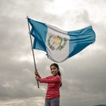 Chica con la bandera de Guatemala