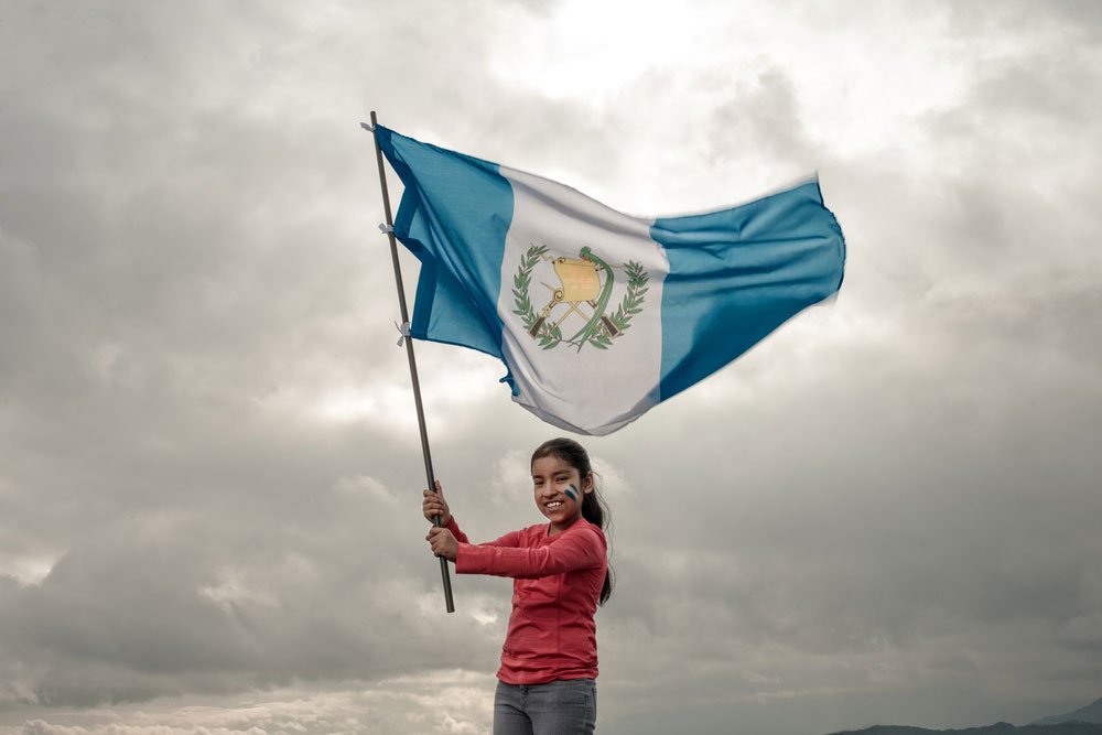 Chica con la bandera de Guatemala