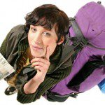 Mochilera con dinero y mochila