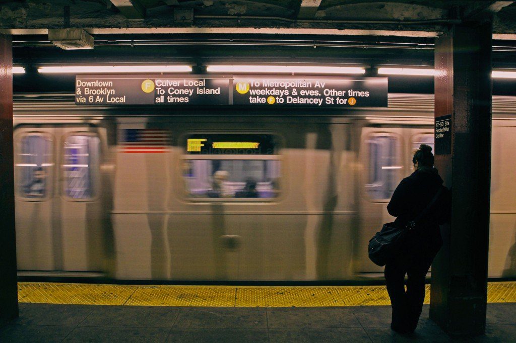 Chica esperando el metro en Nueva York