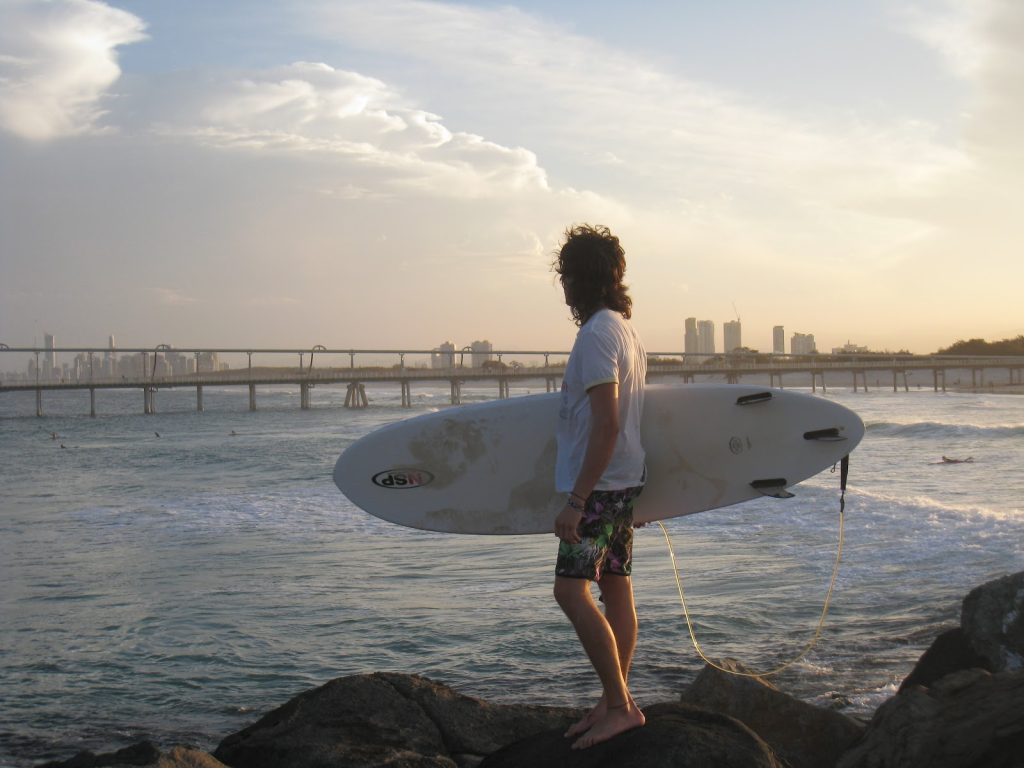 Daniel Tirado con su tabla de Surf