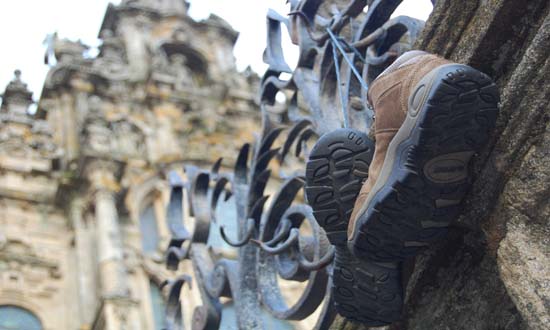 Botas colgando junto a la catedral de Santiago de Compostela