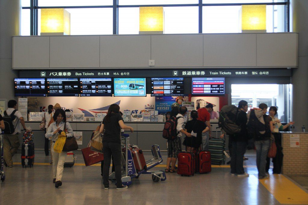 Mostradores de tickets de tren y bus en el aeropuerto de Narita