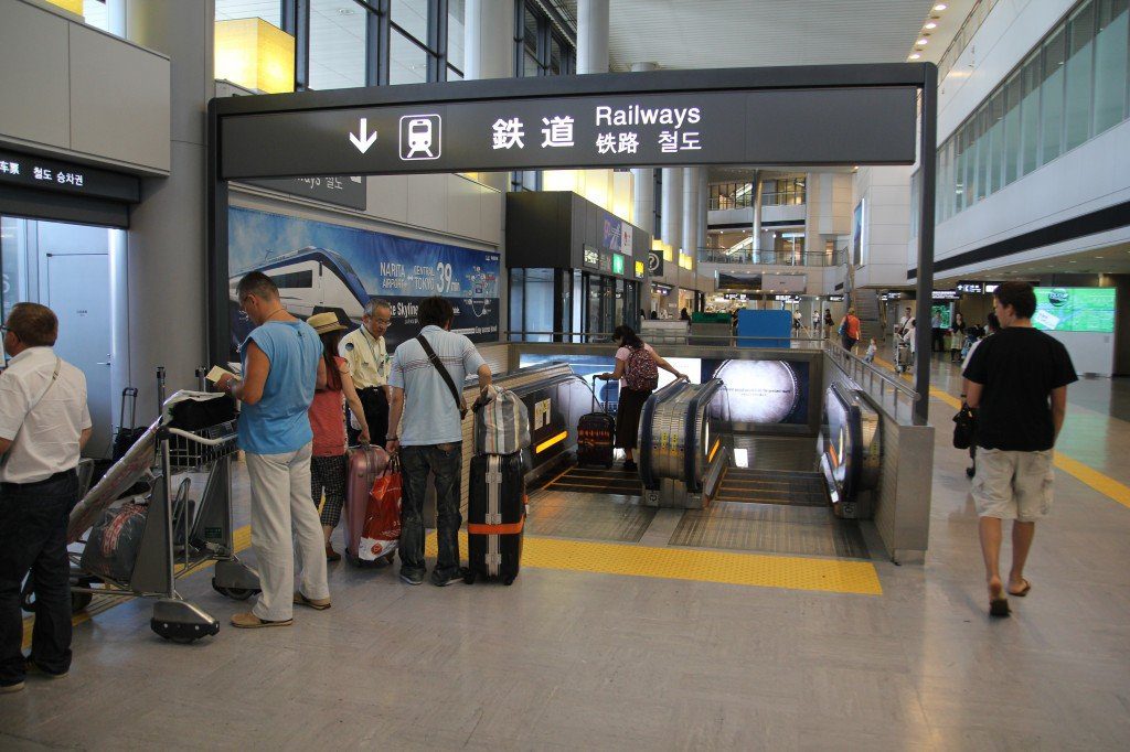 Acceso a los andenes de tren en el aeropuerto de Narita