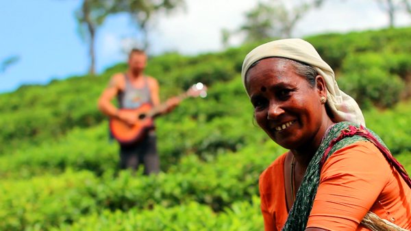 Mujer en campos de té en Sri Lanka