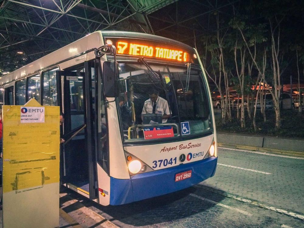 Autobús 257 de Sao Paulo que conecta el aeropuerto de Guarulhos con Tautapé