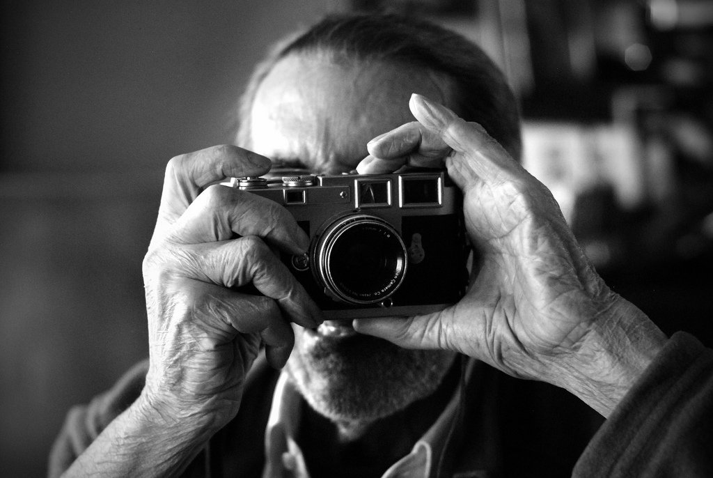 Enrique Meneses con su cámara de fotos