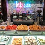 Chipirones, calamares, marisco y otros productos frescos son la especialidad de este tradicional restaurante que ante su gran éxito ha abierto un segundo local, pegado al primero.