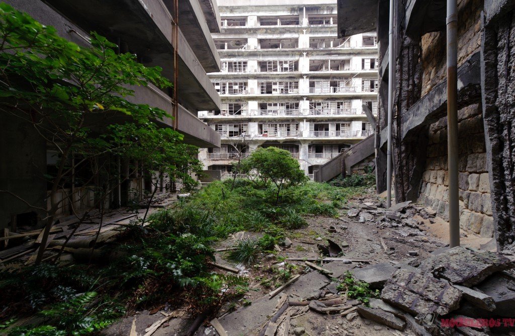 Edificio destruido y abandonado en la isla japonesa de Hashima