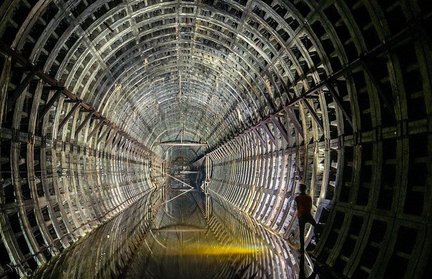 Uno de los túneles inundados del metro de Kiev en los que suelen colgar estalactitas de los conductos de ventilación