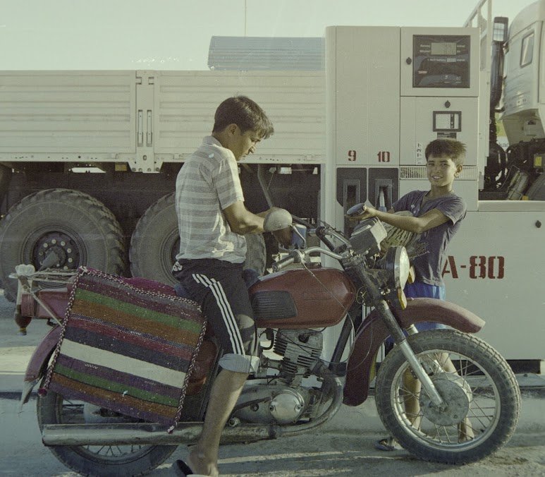 dos jóvenes con una moto durante el Mongol Rally
