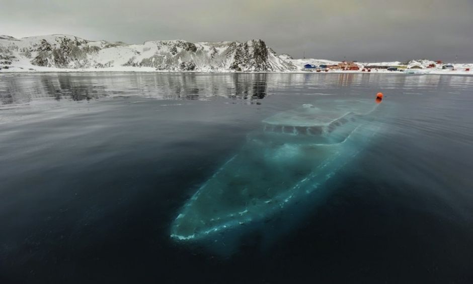 Yate hundido hielo Antártida