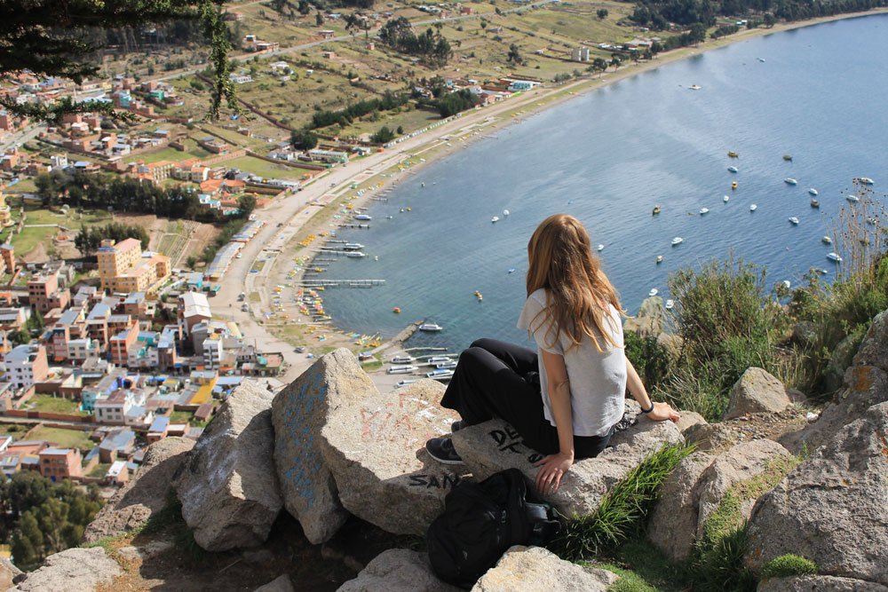 Aniko Villalba mirando al mar