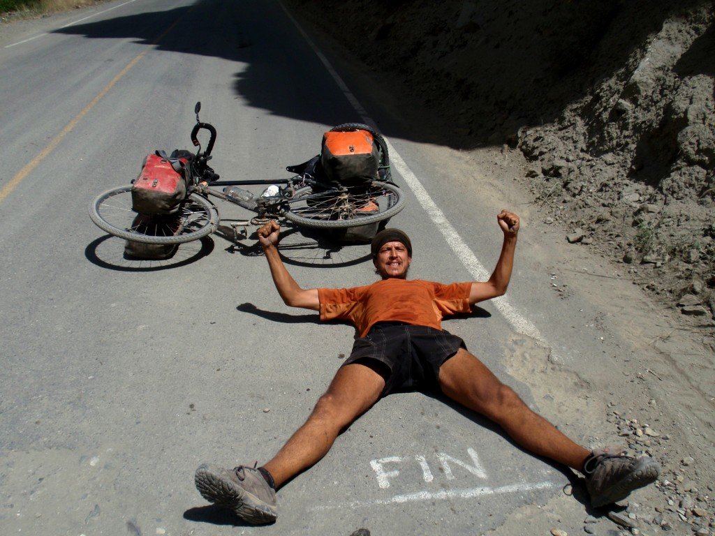 Jorge Izquierdo tumbado en la carretera panamericana