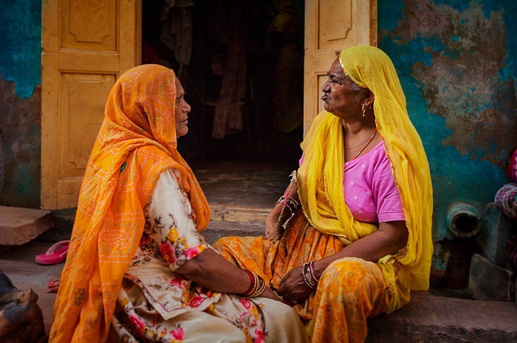 mujeres en la calle con sari en Jodpur (India)