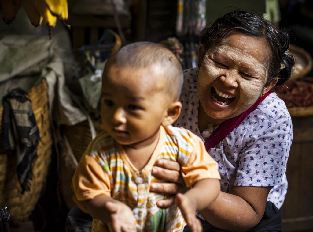 Abuela de Myanmar con maquillaje Tanaka en el Mercado de Bagan