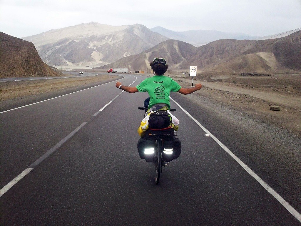 Nacho por Sudamérica a pedal de mochilero con su bicicleta
