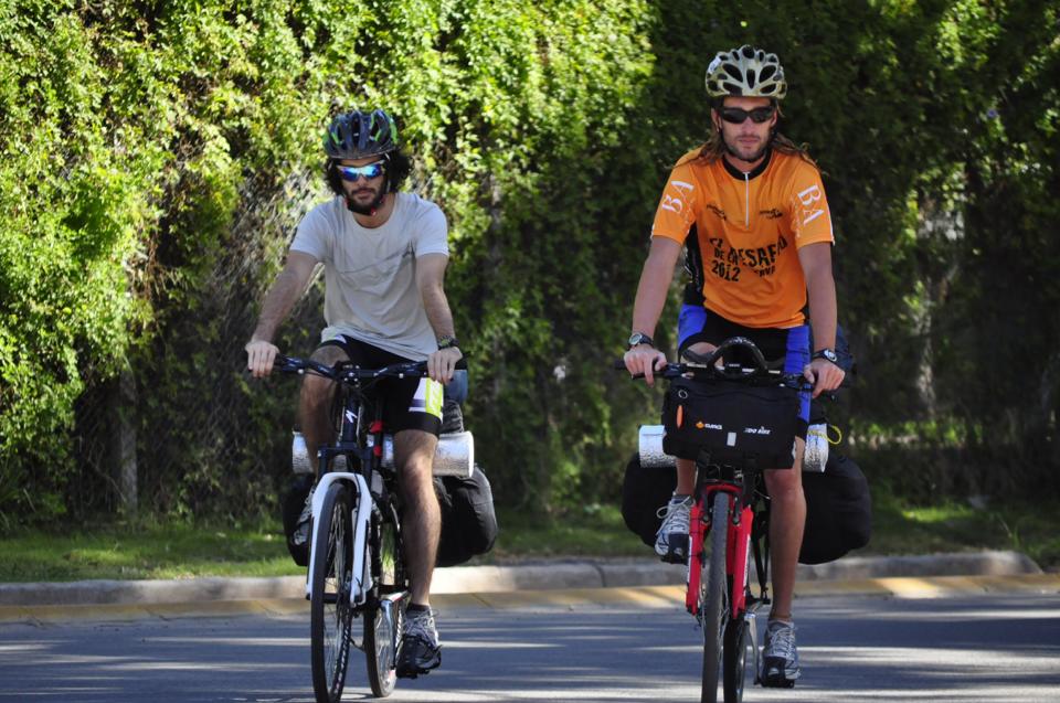Nacho y Flavio recorriendo Sudamerica a pedal de mochileros con sus bicicletas