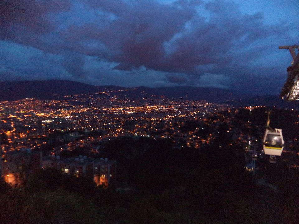 vista de noche en Medellín