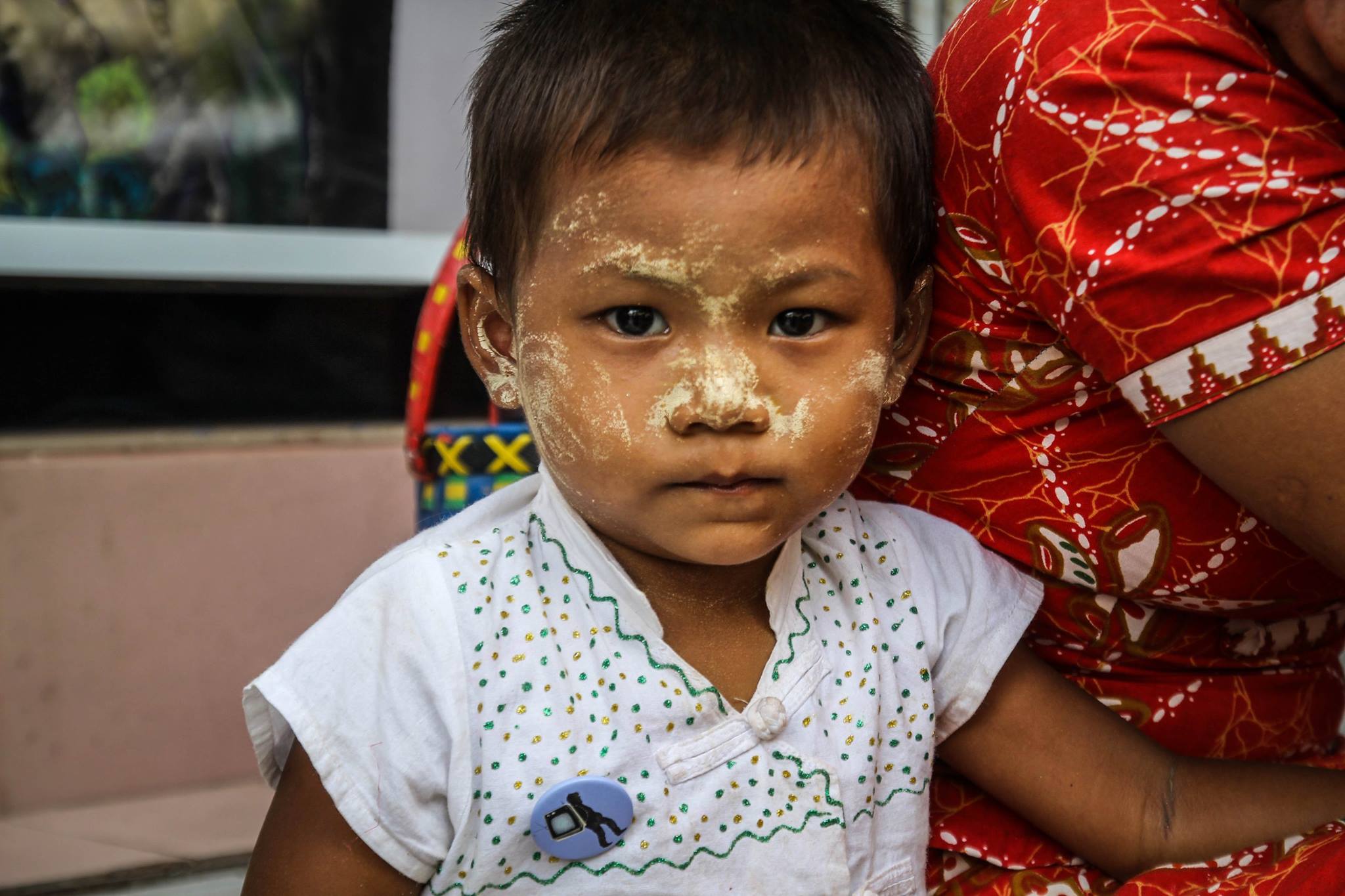 Niño con tanaka de Myanmar