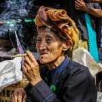 Retrato de señora fumando en un mercado del lago Inle de Myanmar