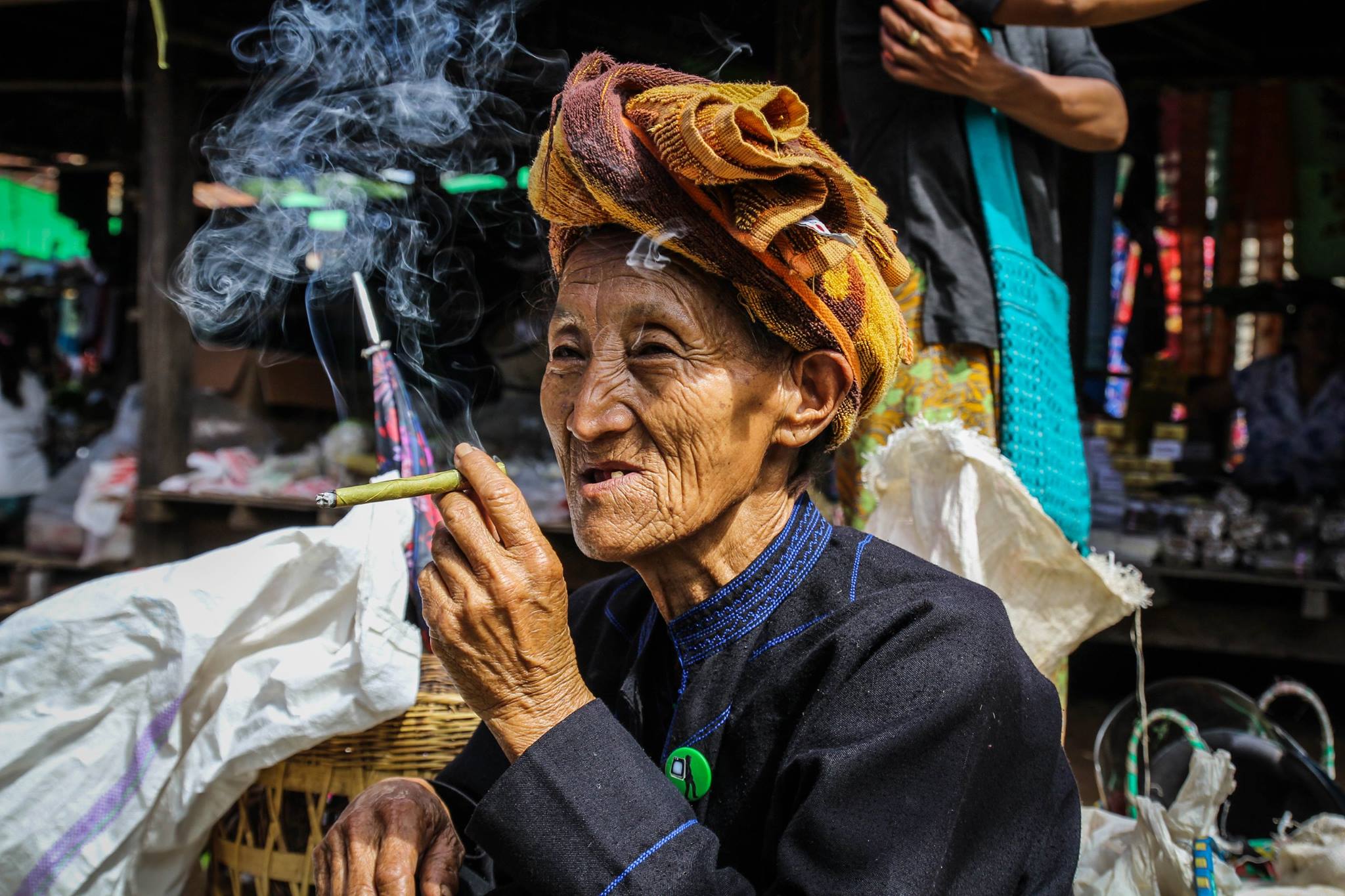señora de Myanmar fumando tabaco