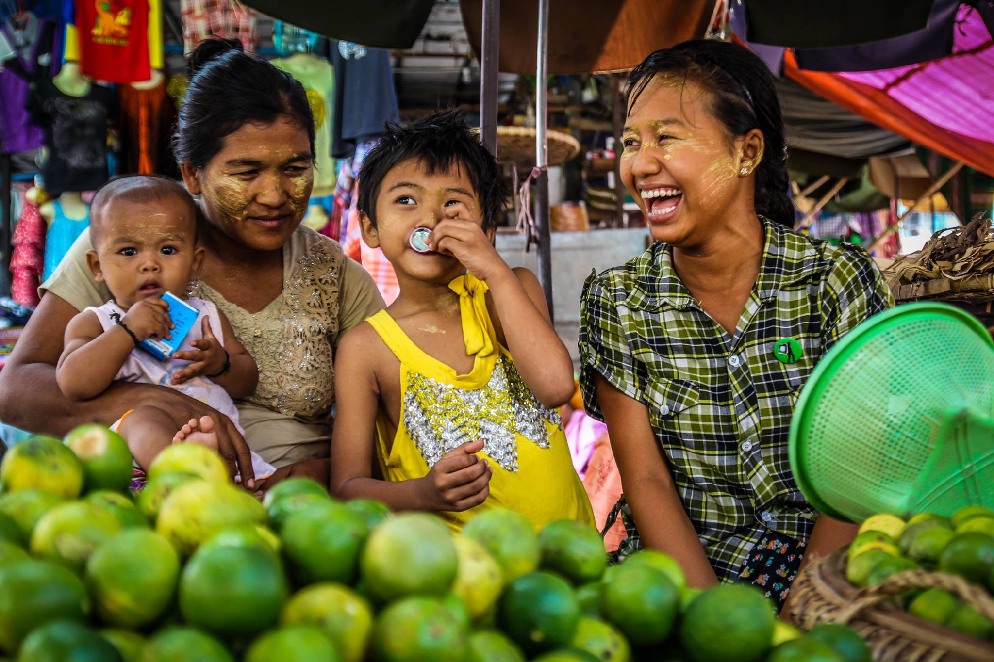 familia birmana en el mercado de Mandalay