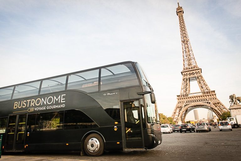 Bustronome de día frente a la Torre Eiffel