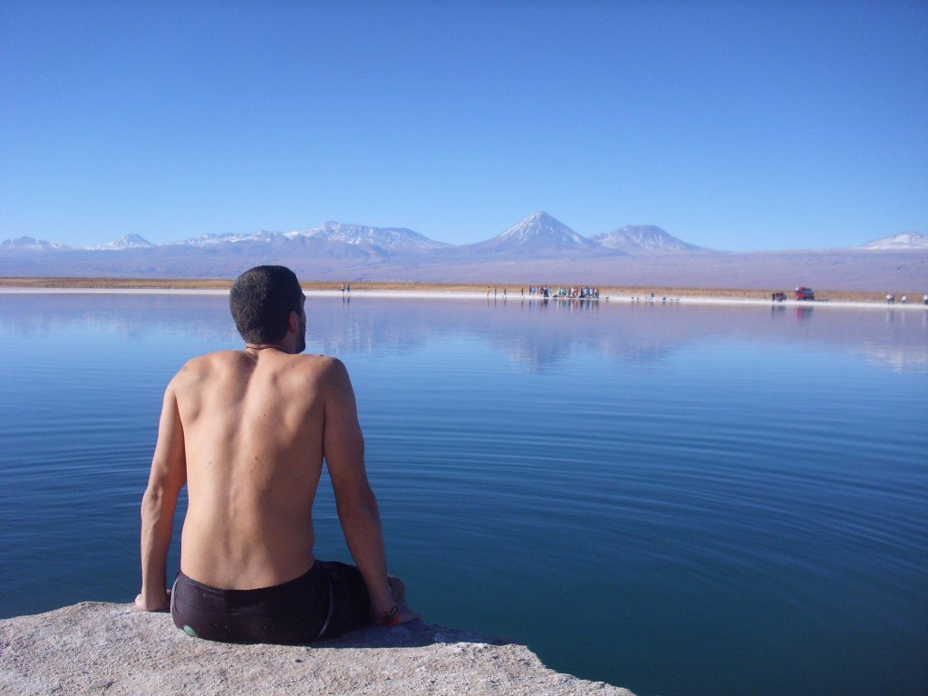 Germán de Serena Blues viajando de mochilero sentado en la orilla de un lago