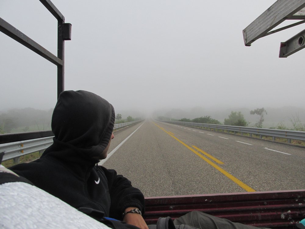 Viajar haciendo autostop como mochilero en la cajuela de un vehículo