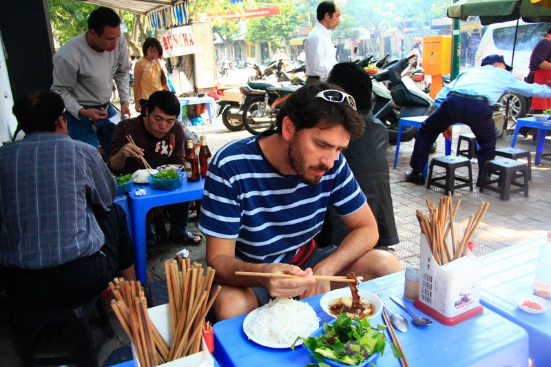 Magia en el Camino tomando el almuerzo en Hanoi, Vietnam
