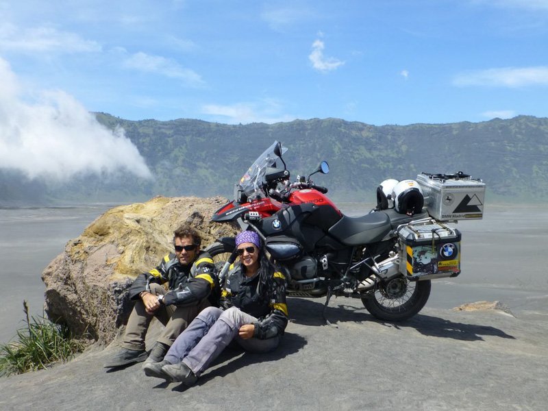 Una aventura en moto en pareja:  kms, 40 países, 2 años. |  Mochileros TV