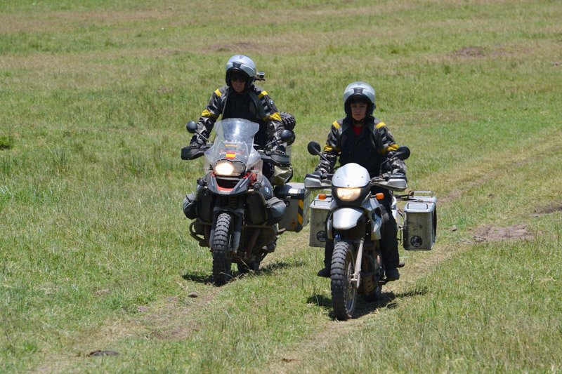 vuelta al mundo en moto en pareja en Kenia