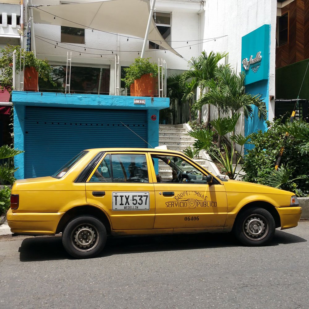 Taxi amarillo aeropuerto Medellín