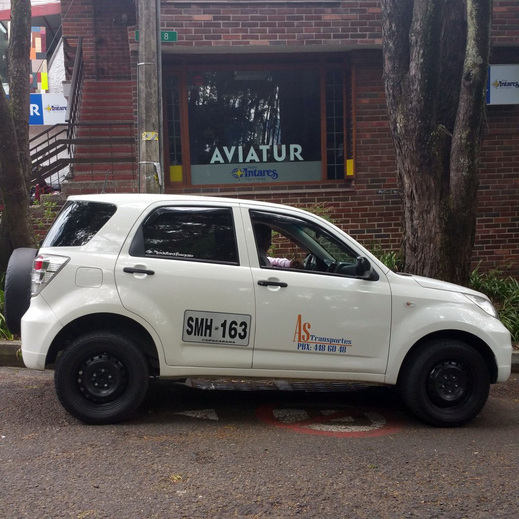 Taxi compartido blanco en Medellín