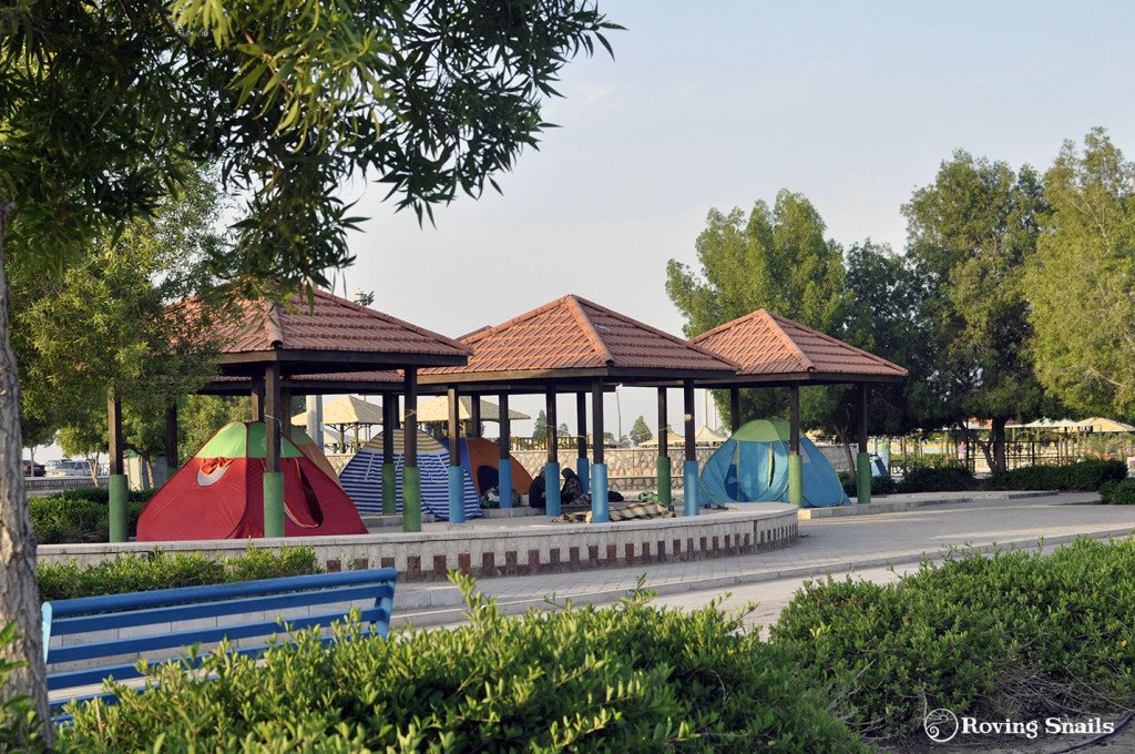 Observa. La gente acampa en parques en Iran.
