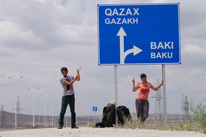 Marcando el Polo cartel Baku carretera