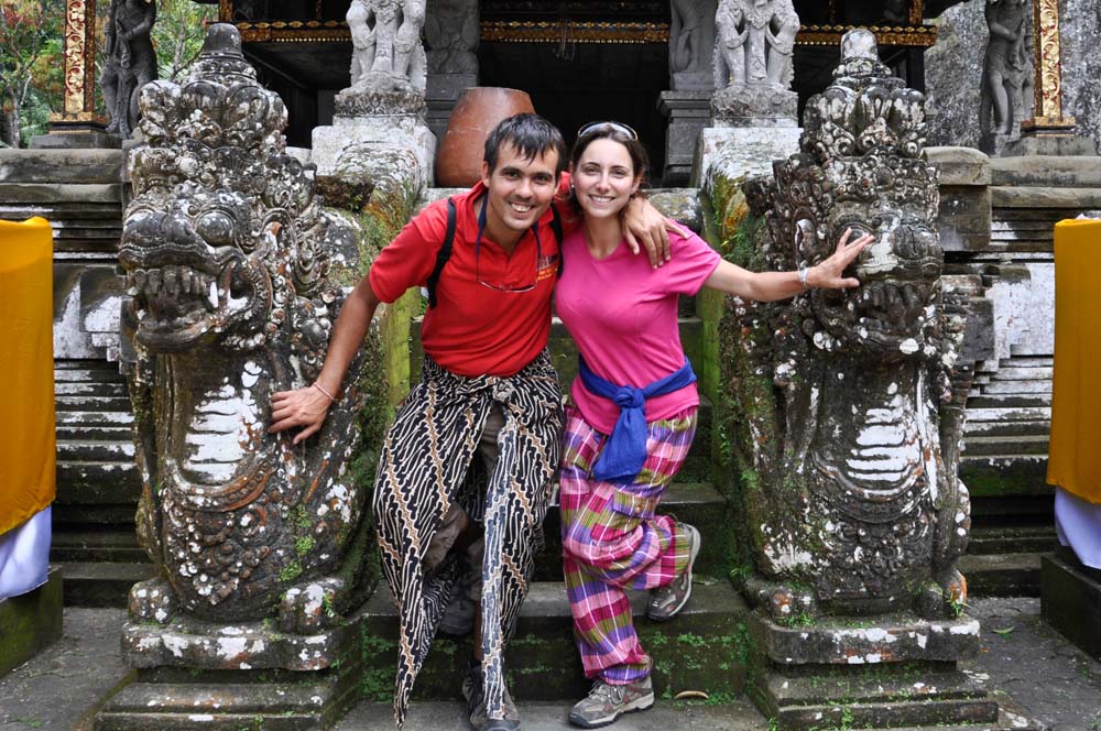Surfing the Planet vuelta al mundo de mochileros Rachele Gabor templo Bali