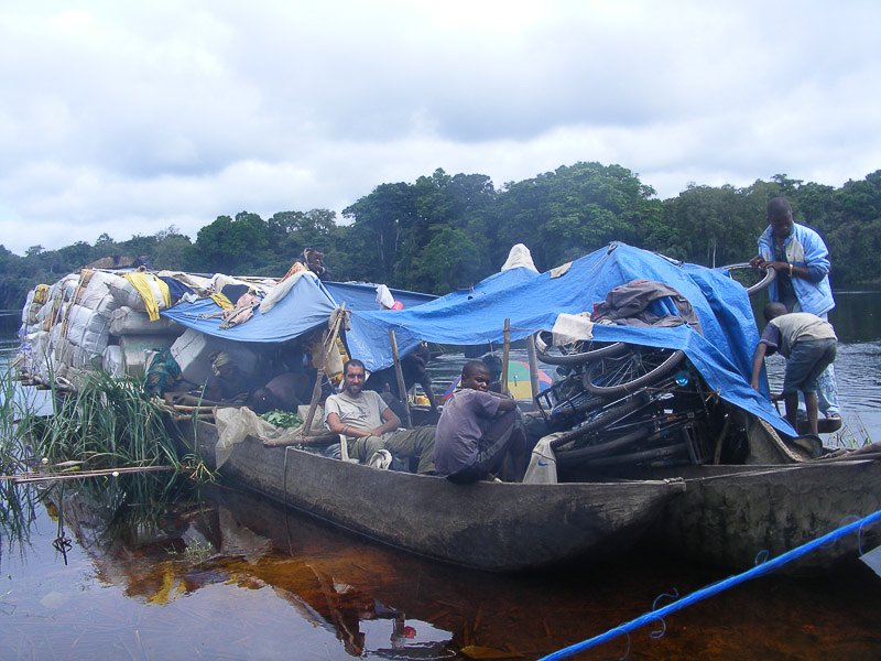 Viaje por África en 4x4 mochileros barca río