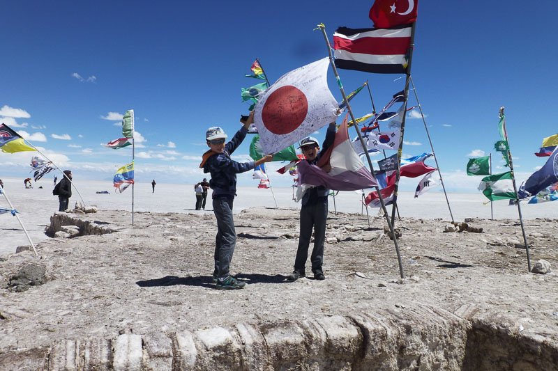 Vuelta al mundo en caravana, banderas al viento en el Salar de Uyuni, Bolivia