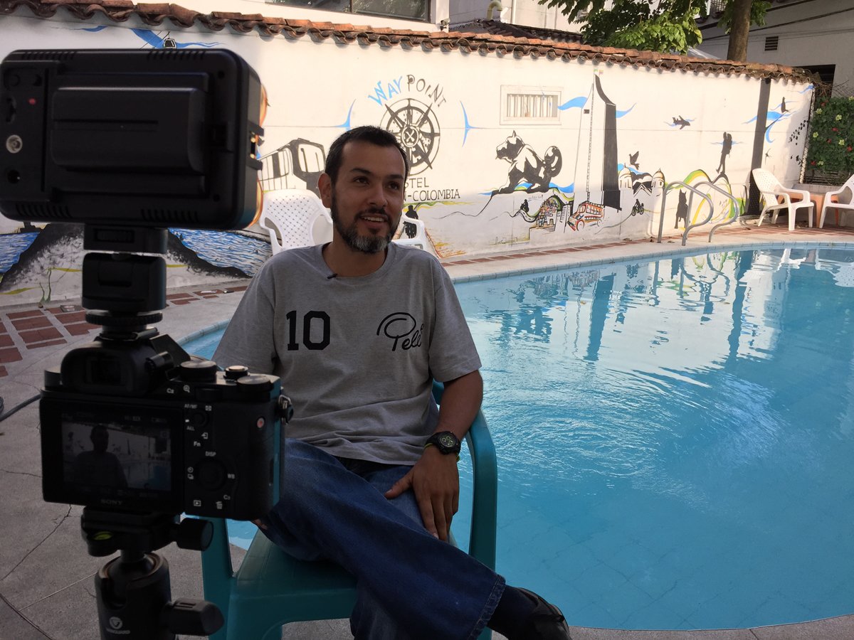 Entrevistando a Diego Pinilla en Waypoint Hostel Medellín