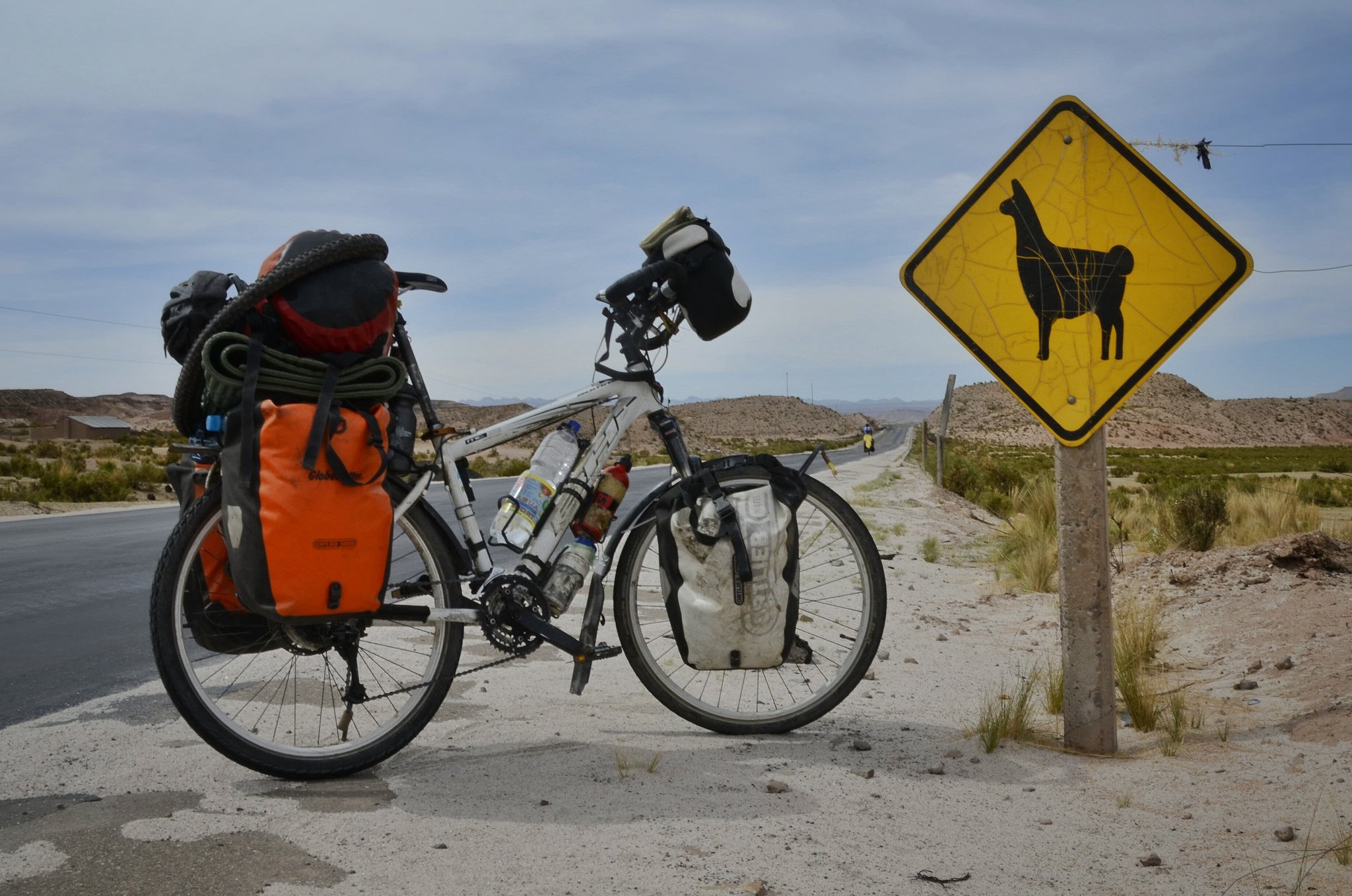 Álvaro Teixeira con su bicicleta en los Andes