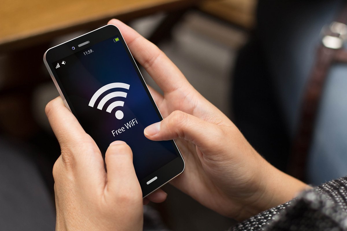 Móvil conectado a redes WiFi públicas