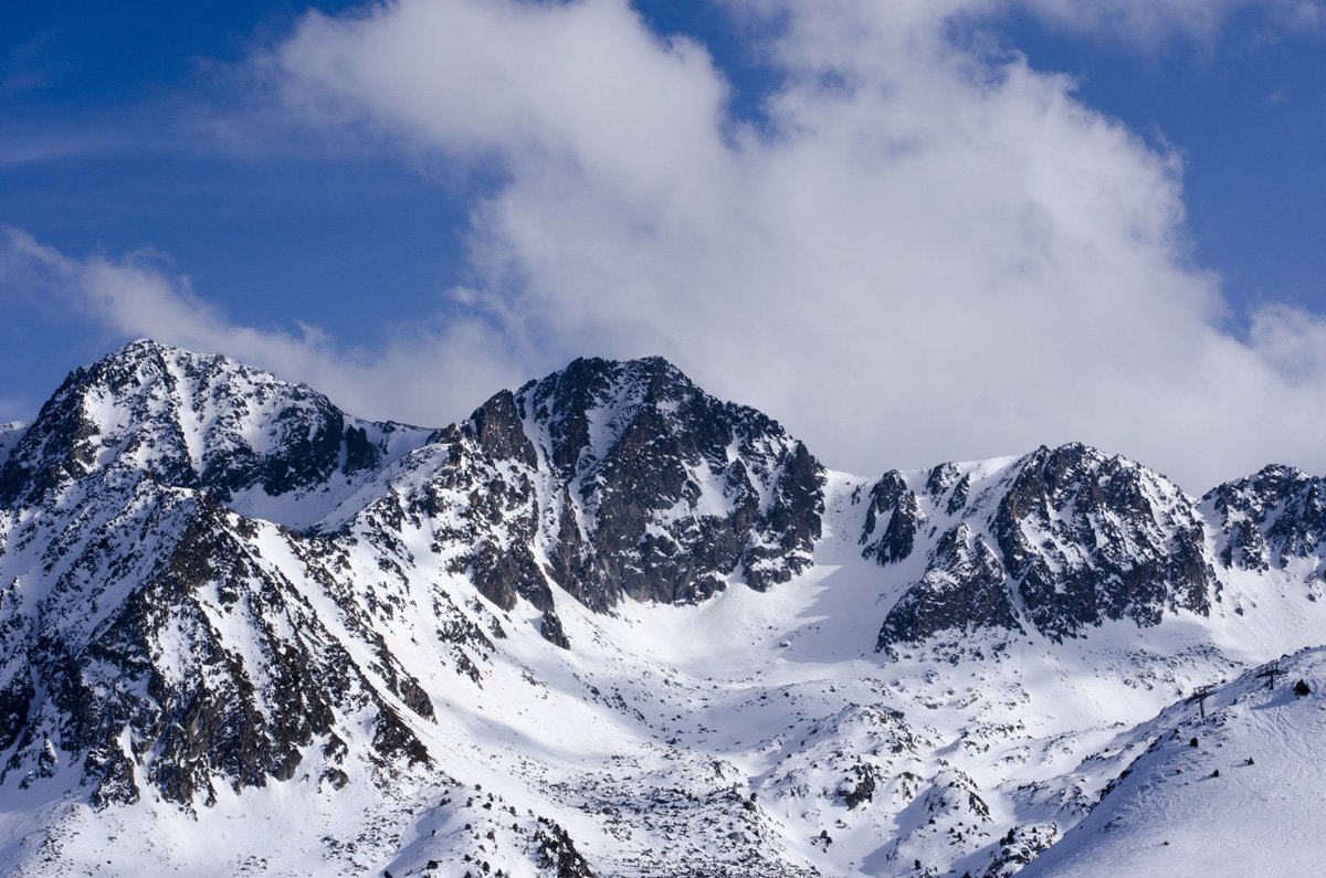 Montañas nevadas de los Pirineos en Andorra
