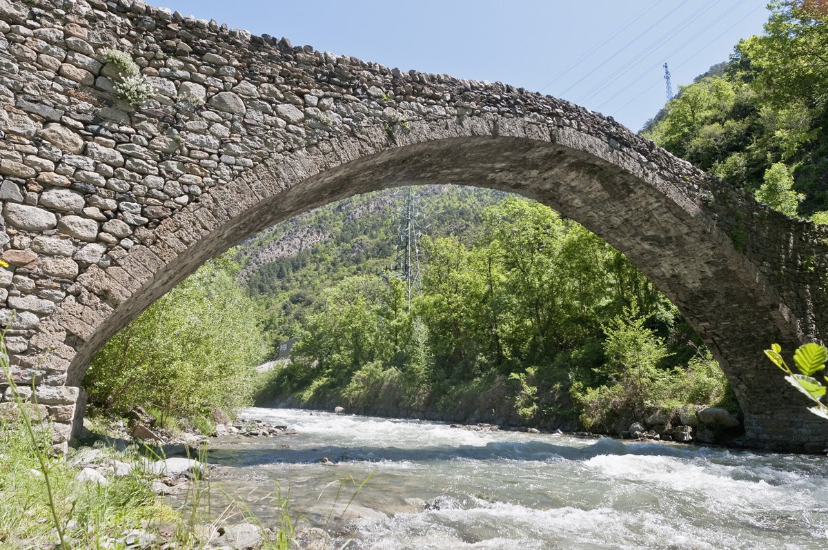Cosas que hacer en Andorra, ver el Puente románico en La Margineda