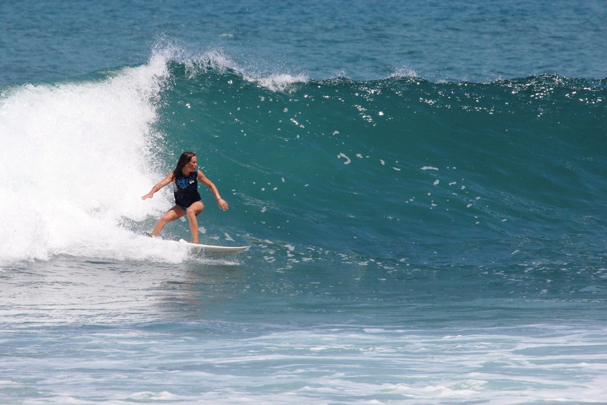 Cristina de La Nostra Volta surfeando