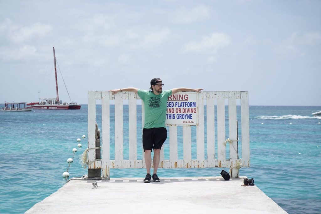 Iosu de Mochileros TV en la playa Doctor's Cave de Montego Bay, Jamaica