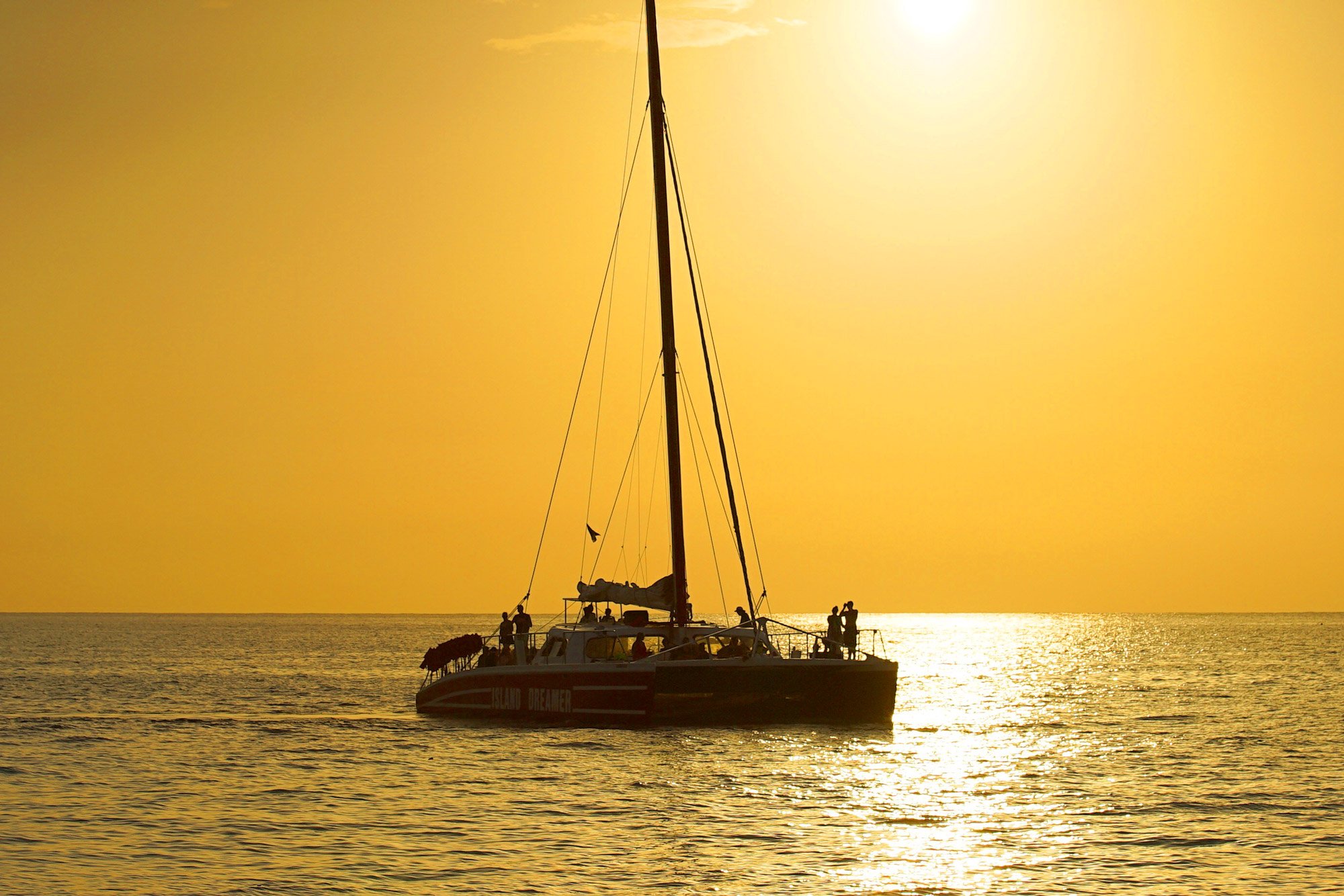 Catamarán en el atardecer de Dead End Beach en Montego Bay, Jamaica